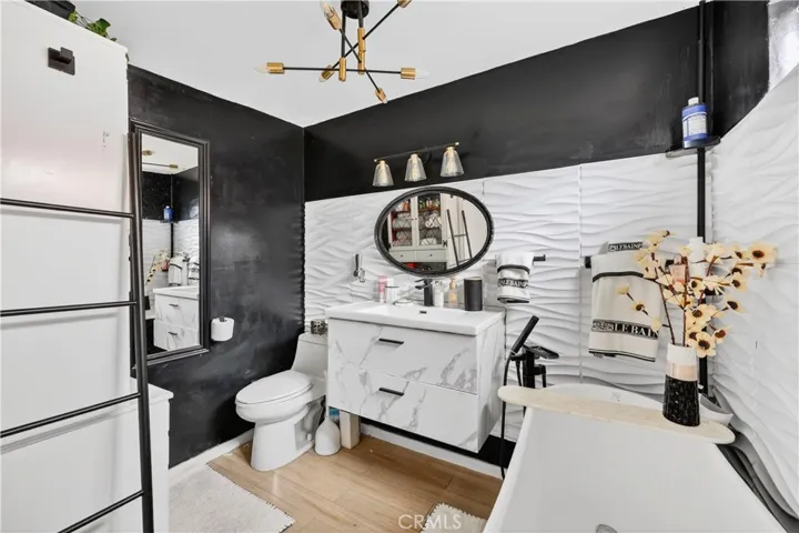 main bedroom bathroom