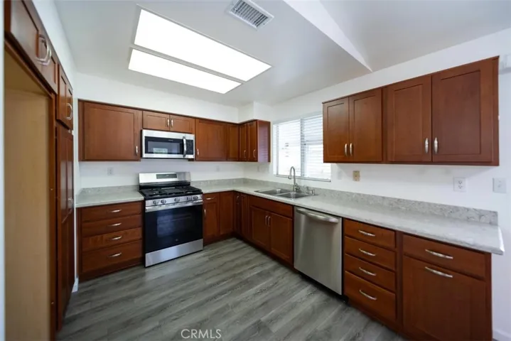 Upgraded cabinets with soft close drawers