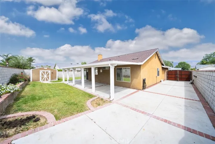 Large RV parking on side