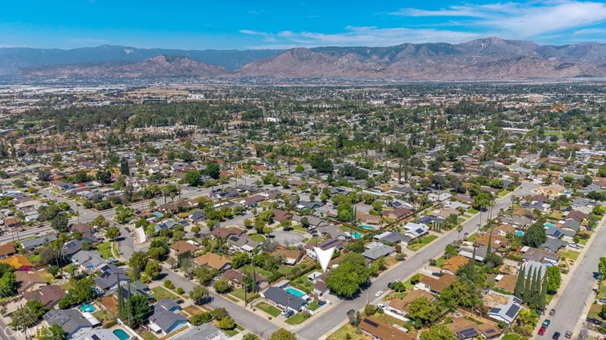 Perfect Redlands Neighborhood Views!