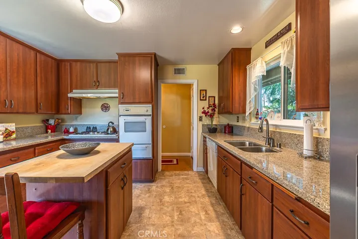Great Kitchen with many cabinets for storage