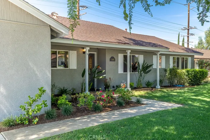Lovely Garden Yard and Entryway