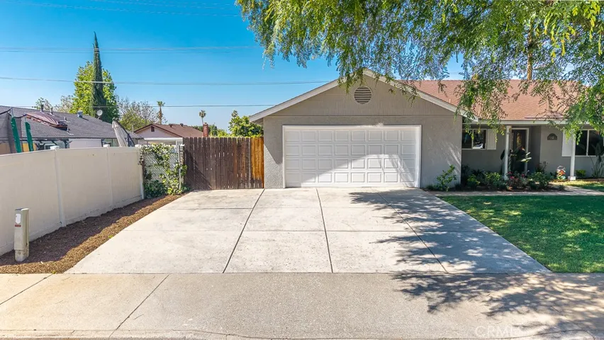 Perfect Extra Wide Driveway with extra parking and RV if needed