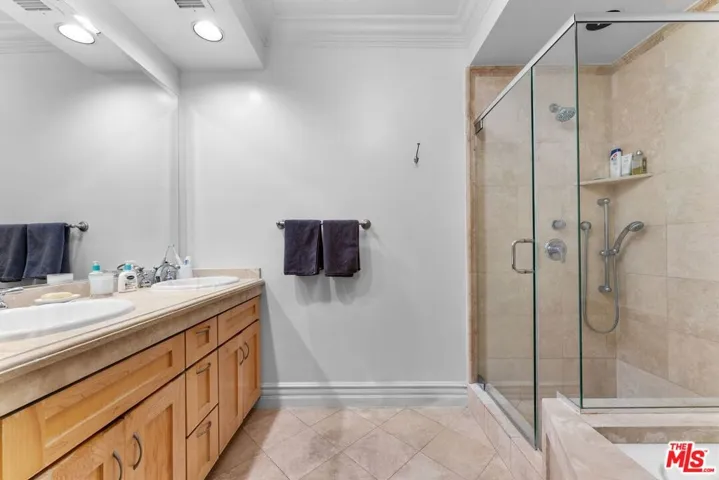 850 N Croft Avenue 302, Los Angeles, California 90069