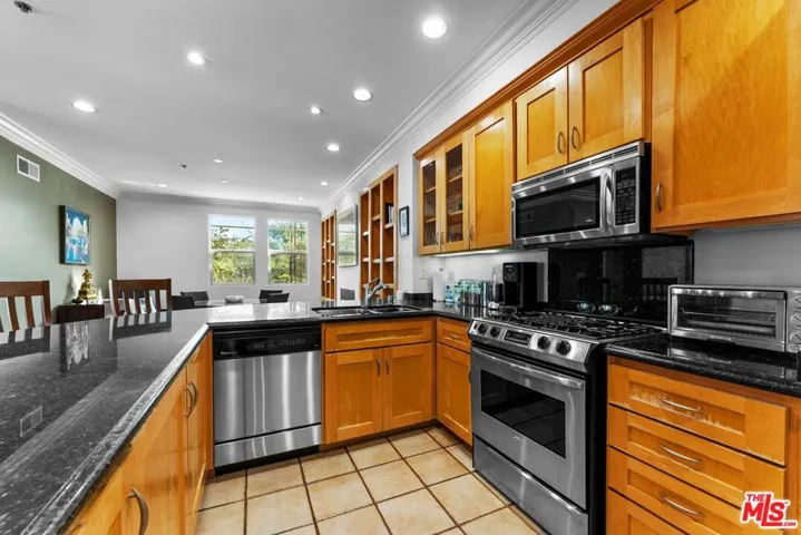 850 N Croft Avenue 302, Los Angeles, California 90069