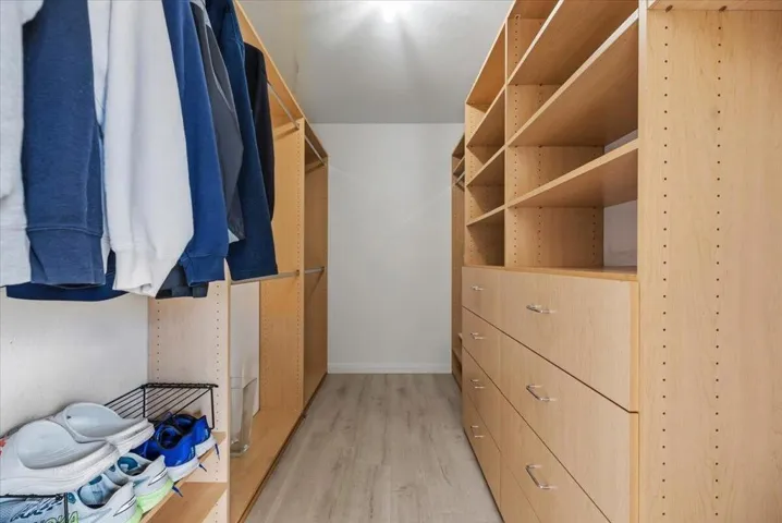 31-Walk In Closet