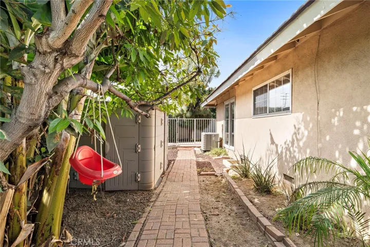 Extra wide side yard
