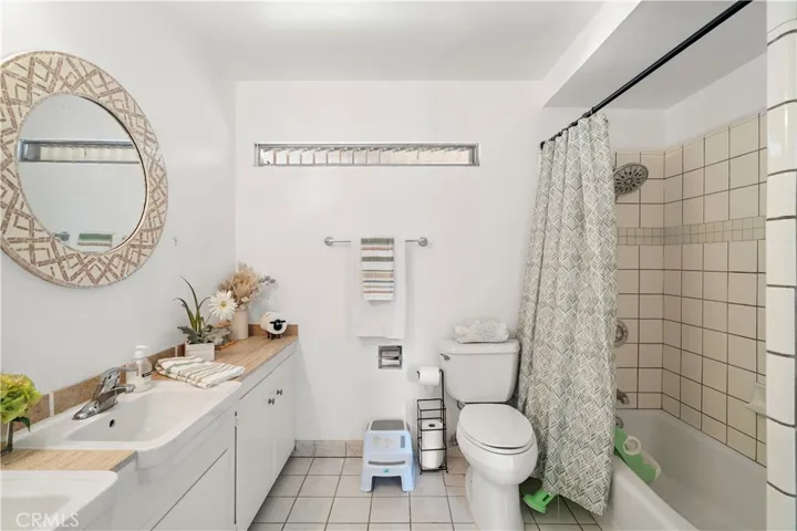 large guest bathroom with a tub/shower combination