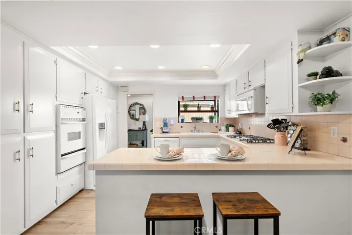 decorative niche shelving, and a breakfast bar