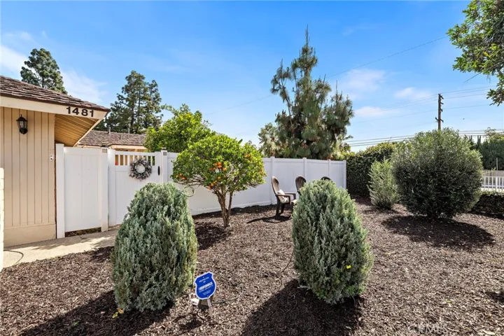 fencing that create a surprisingly private