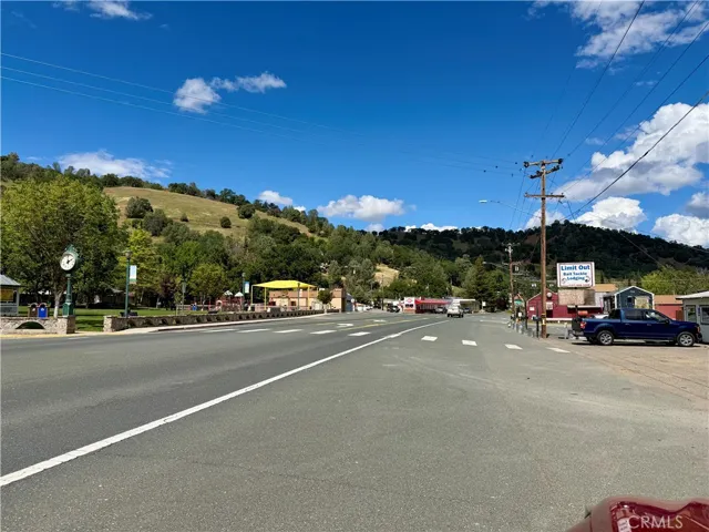 nearby Clearlake Oaks has eating, market, gas and lodging.