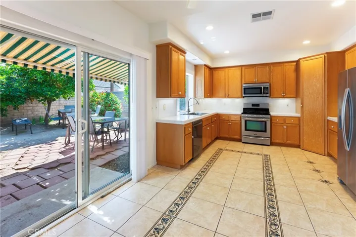 Large Kitchen w/sliding door into the backyard