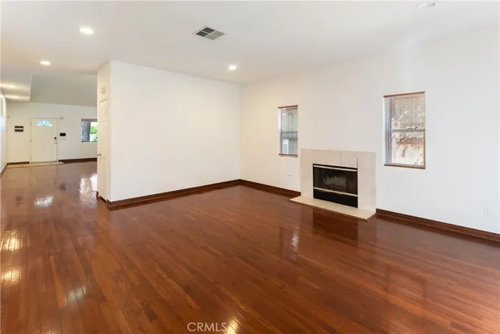 Family Room w/fireplace