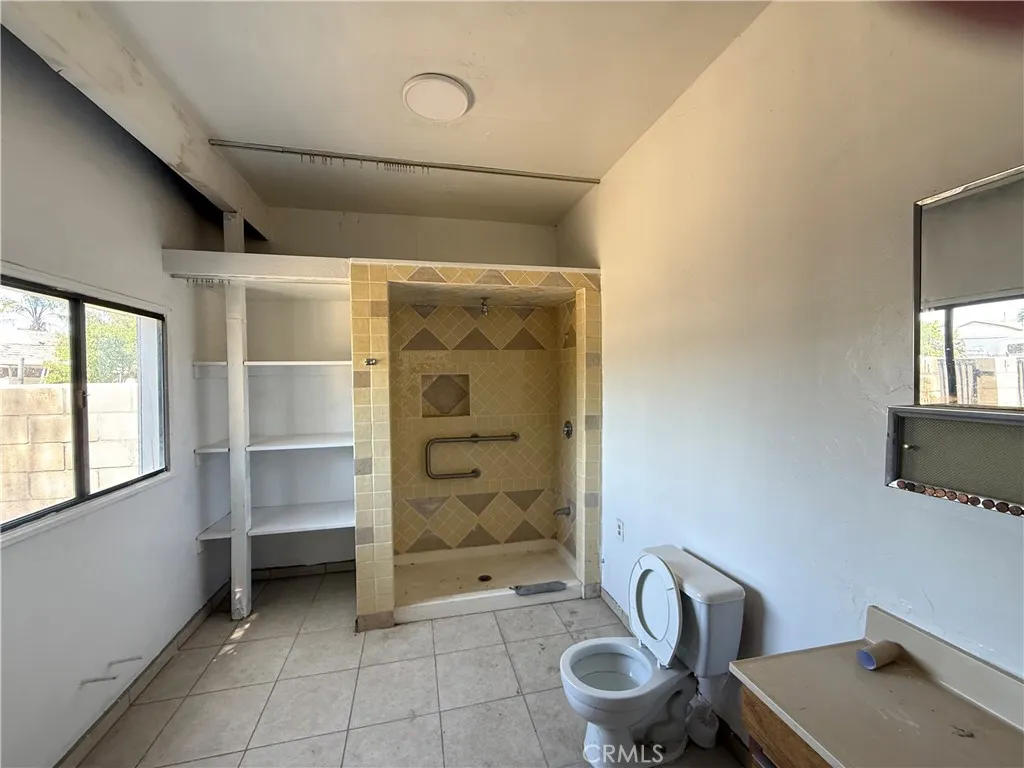 Laundry room with a Full bathroom