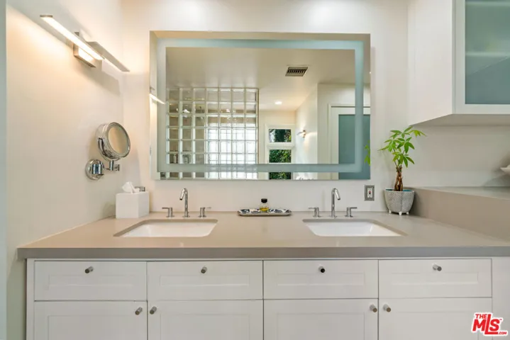 4858 Topeka Drive, Tarzana, California 91356