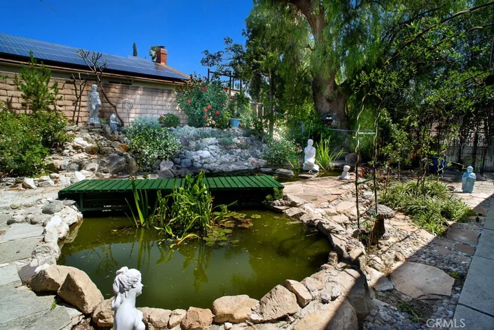 Side Garden (Pond)