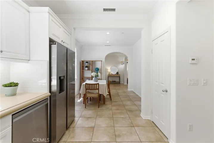 Open kitchen to the dining room.