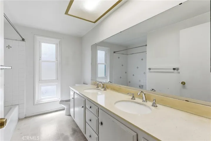 HALLWAY BAHTROOM WITH SHOWER OVER TUB