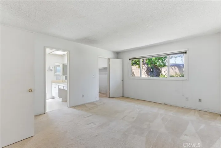PRIMARY BEDROOM WITH ENSUITE BATHROOM ACCESS