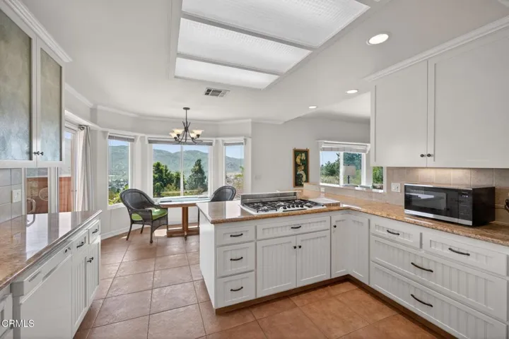 15-web-or-mls-Upmarketmedia_701Mon-064