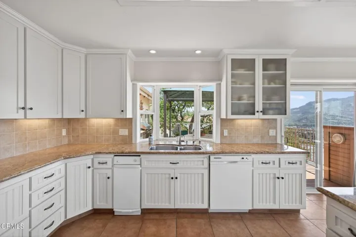 12-web-or-mls-Upmarketmedia_701Mon-056