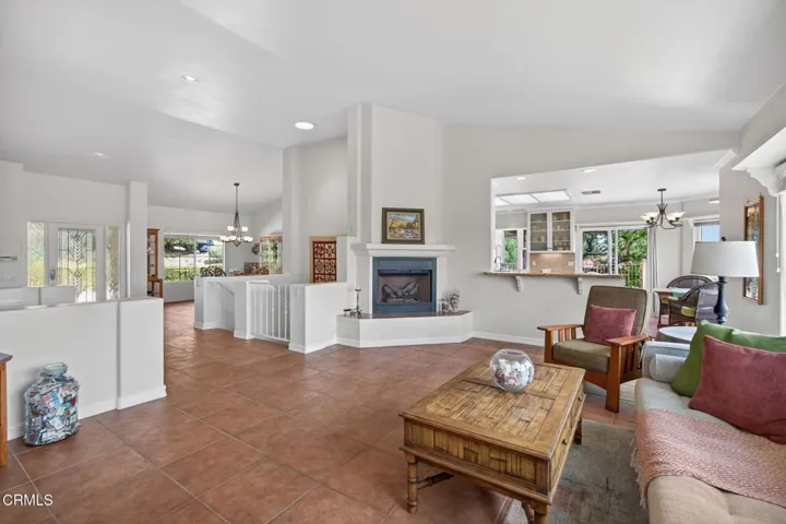 27-web-or-mls-Upmarketmedia_701Mon-100