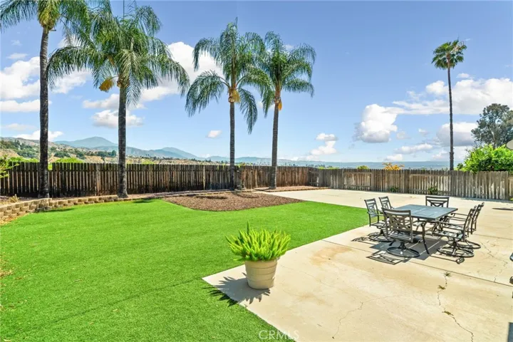 Huge Backyard with a View!