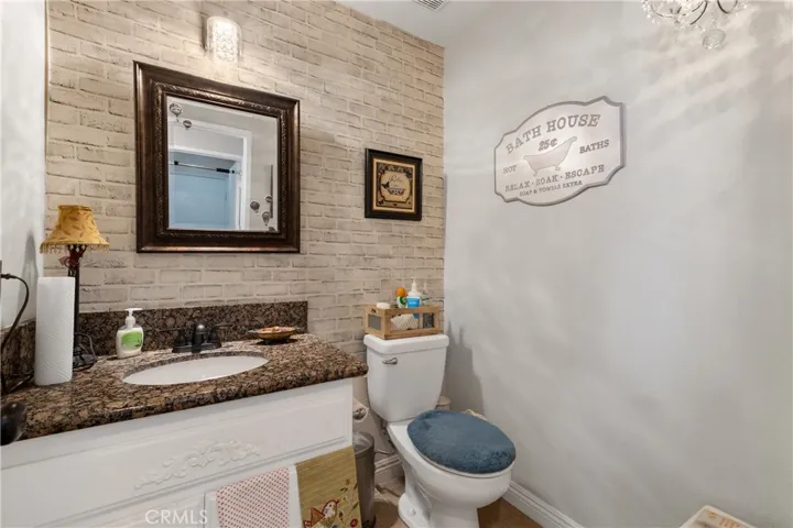 Bathroom With Shower/Tub Combo And Neutral Finishes