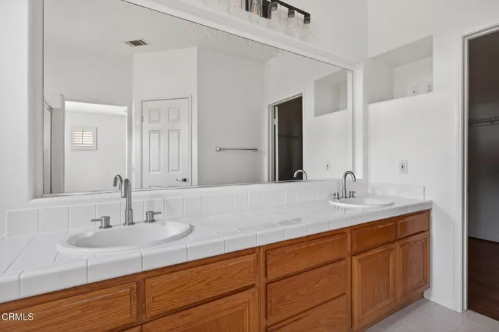 34-web-or-mls-Upmarket Media-263Cam094