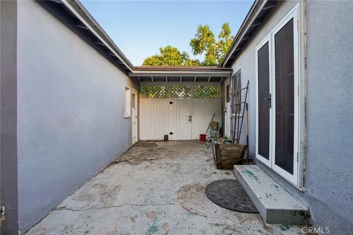 Covered Breezeway from Kitchen to Garage