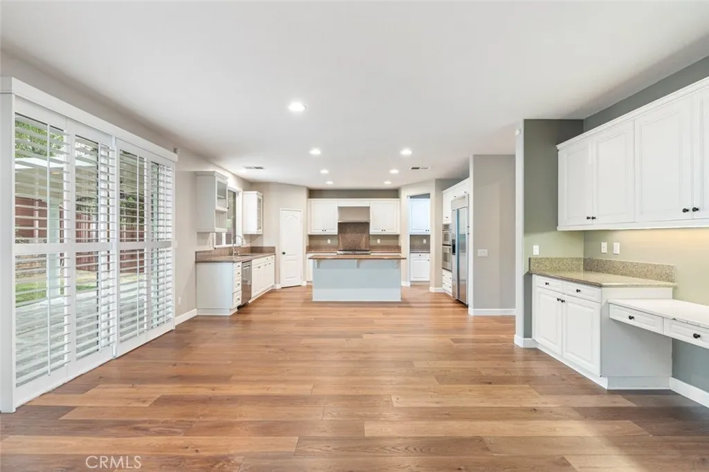 Large family kitchen w/accessory desk and cabinet space.