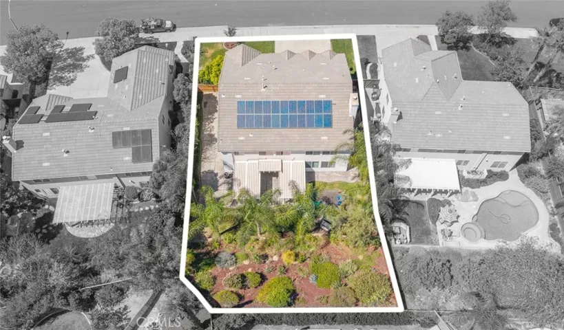 Landscaped well for privacy and good SoCal vibes.