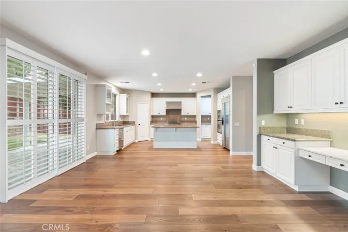 Large family kitchen w/accessory desk and cabinet space.