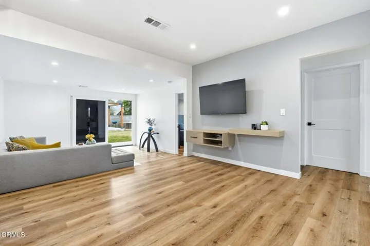 20_2534_El_Sol_Ave_Altadena_CA_91001_USA