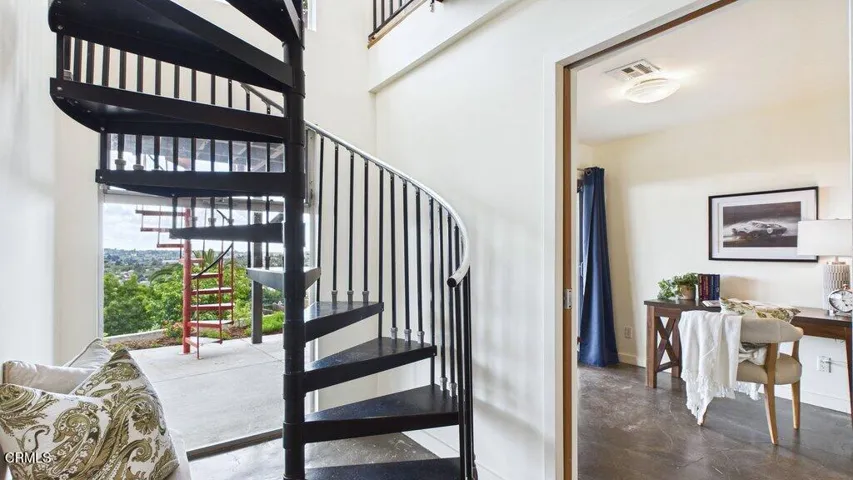 043_cam06413g6-pr0026-still041_935