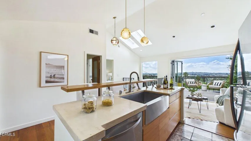 015_cam06413g6-pr0026-still014_889