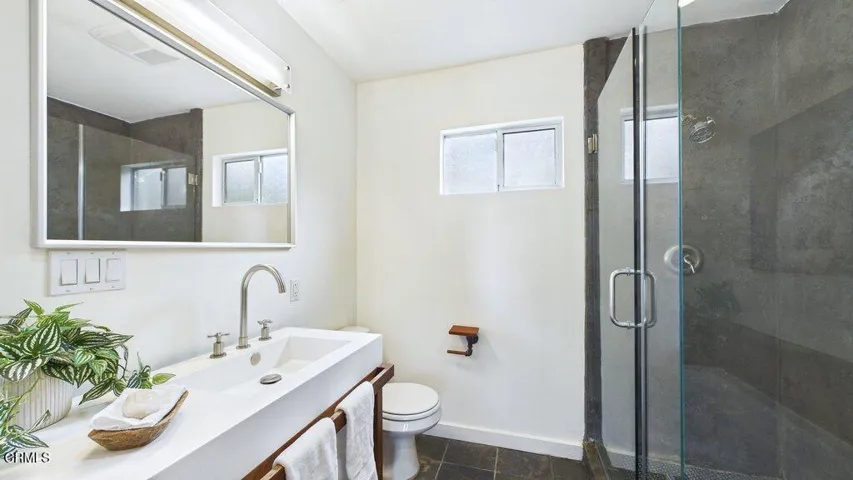 024_cam06413g6-pr0026-still023_155