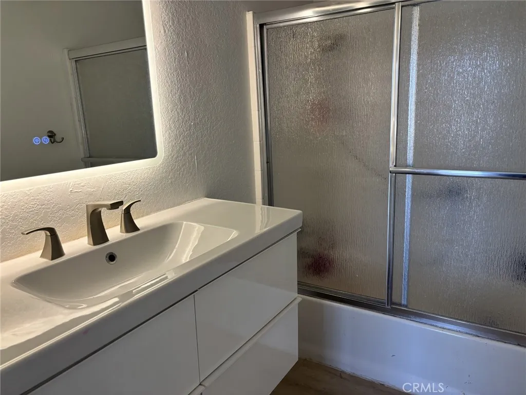 HALL FULL BATHROOM
