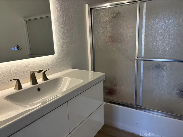 HALL FULL BATHROOM