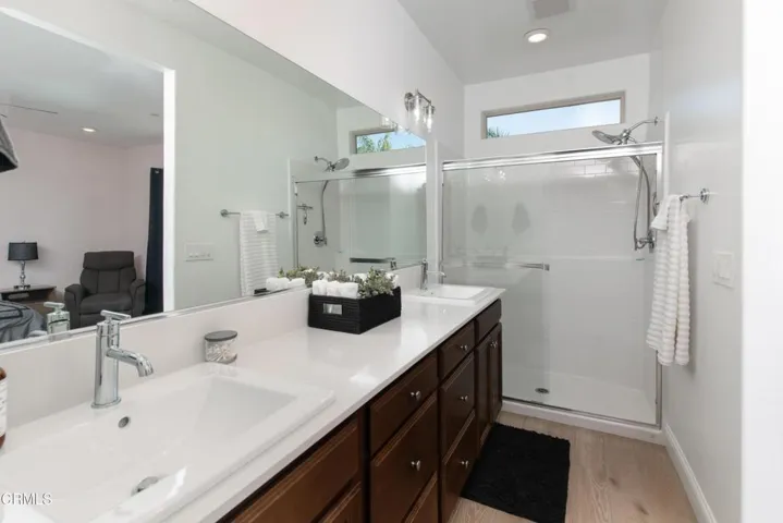 22_master_bathroom_2