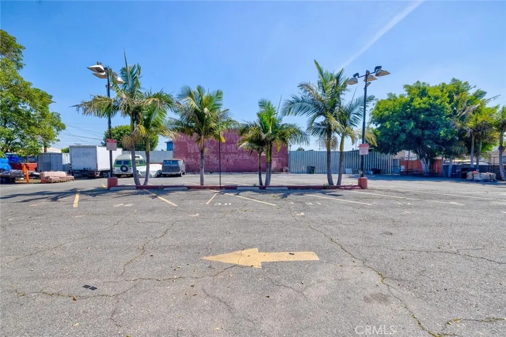 1437 E 61st