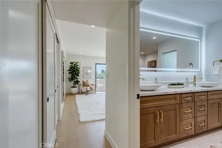 11919 Mayfield 2, Los Angeles, California 90049