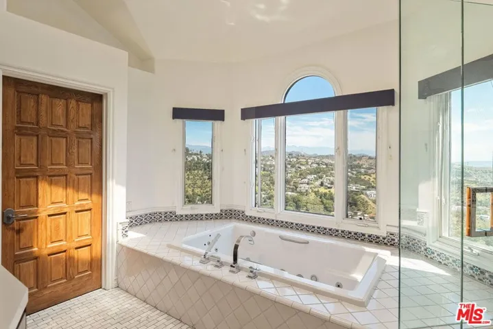 Primary Bath w Jet Bath