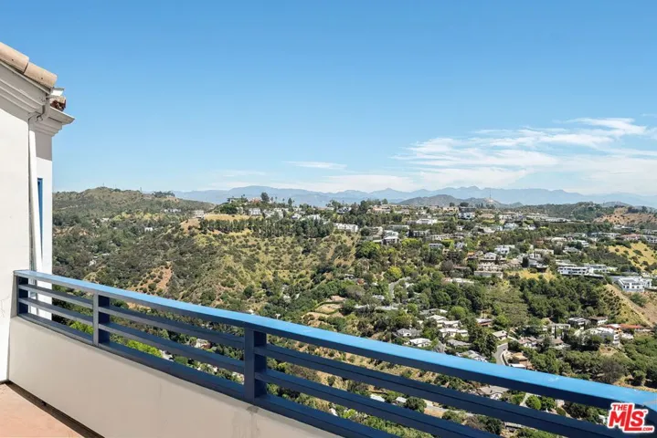View of HOLLYWOOD sign