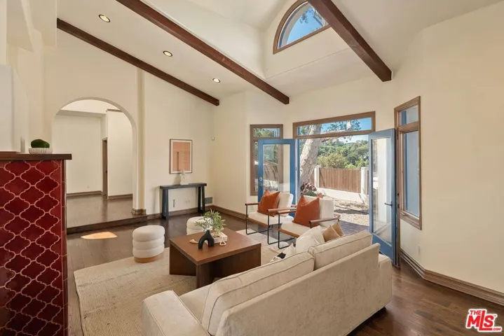 Living room facing to fensed y