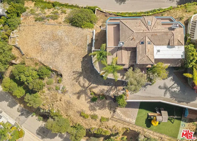 Large land w 3 lots