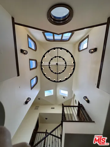 Very High Ceiling w big Chande