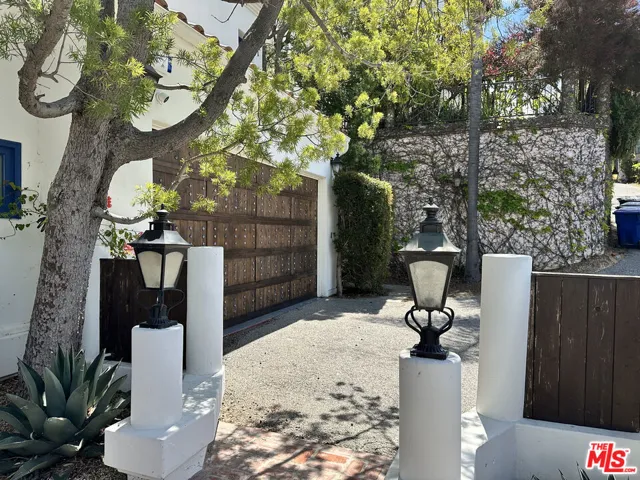 Entry area w Lights and Walls