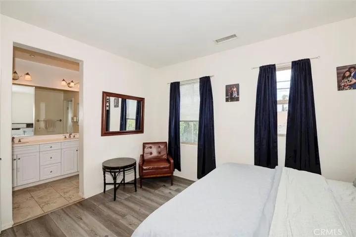Primary bedroom en suite