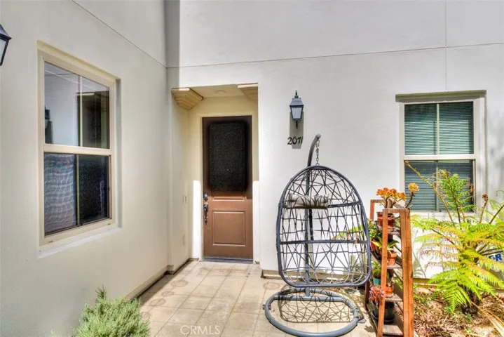 Private front door patio